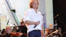 Πέτρος Γαϊτάνος: «Όλοι μια παρέα με τραγούδια που αγαπήσαμε» στο Stage 7