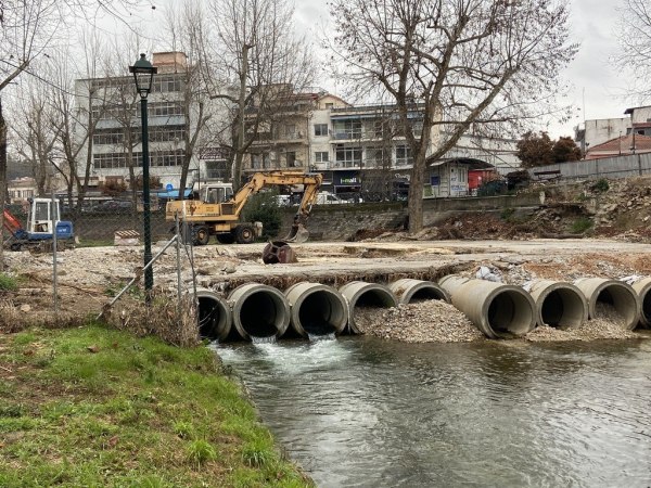 Ανακατασκευάζονται γέφυρες στα Τρίκαλα