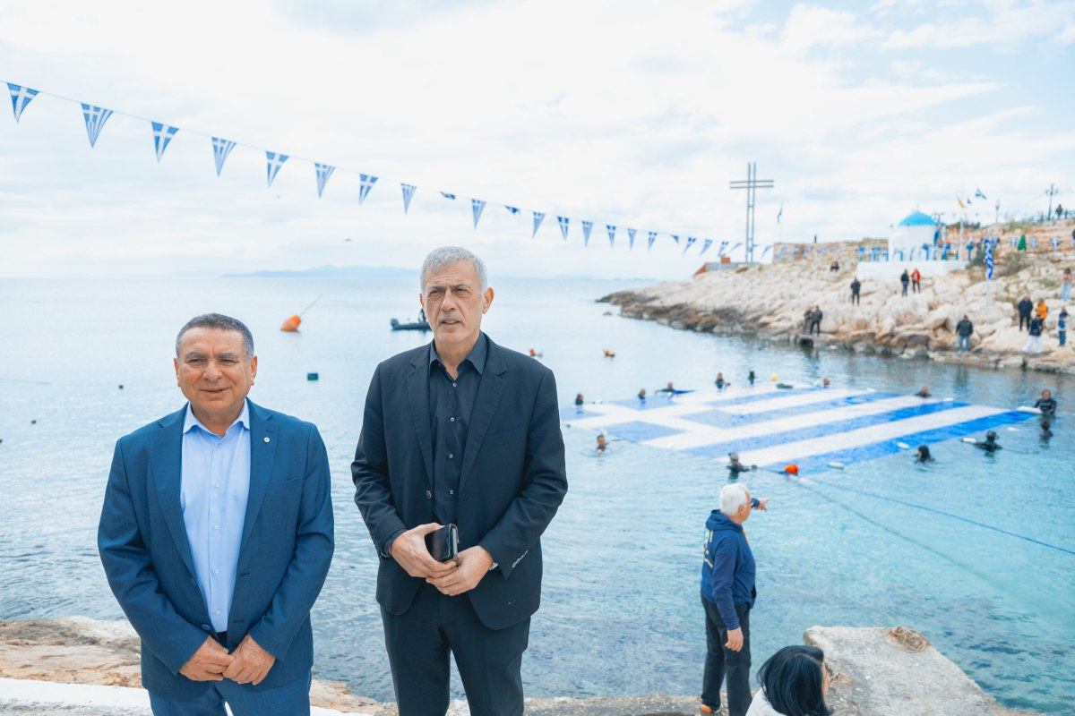 Η Γαλανόλευκη στη θάλασσα του Πειραιά για την Εθνική Επέτειο της 25ης Μαρτίου 1821