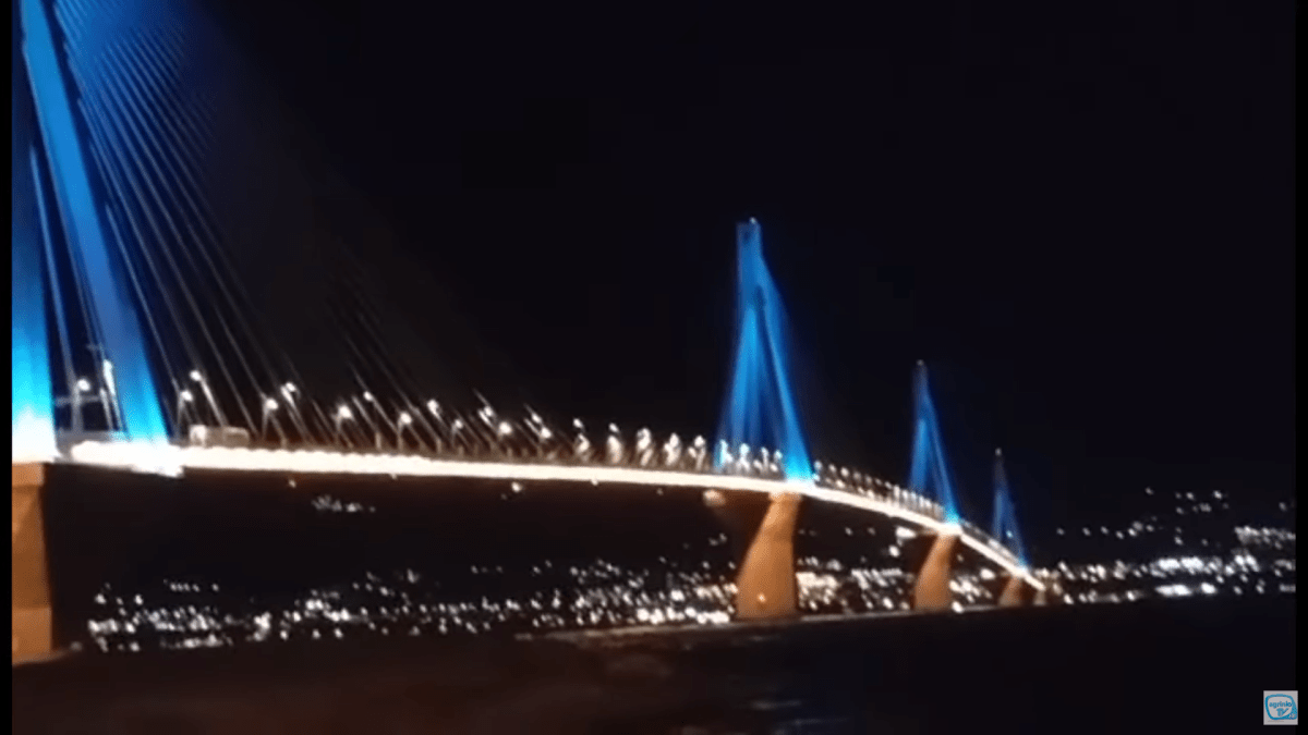 Παναιτωλικός: Στα χρώματα της ομάδας για τα 100 χρόνια η Γέφυρα Ρίου–Αντιρρίου (vid)