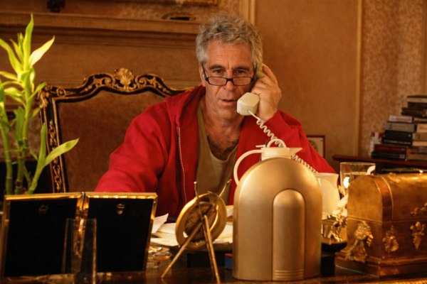 Κατέθεσε ο λογιστής του Έπσταϊν: Ποιοι πλήρωναν τον χρηματιστή, τι είπε για Τραμπ και τι ήξερε για τα θύματα