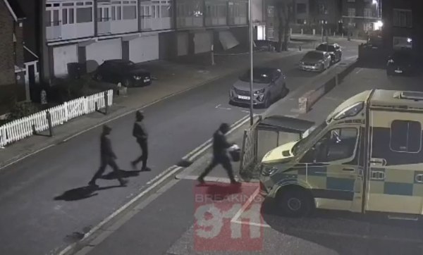 Λονδίνο: Εμπρηστική επίθεση σε κτίριο εβραϊκής οργάνωσης – Έβαλαν φωτιά σε τρία ασθενοφόρα