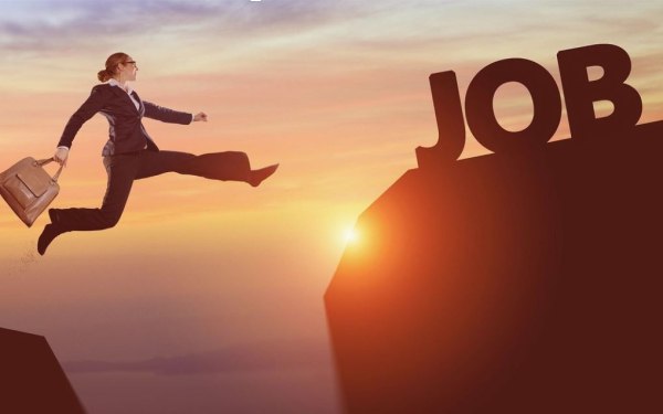 Eurobank: Η Ελλάδα έχει ανακτήσει τις μισές απώλειες της κρίσης – Μείωση ανεργίας αλλά με δομικά προβλήματα