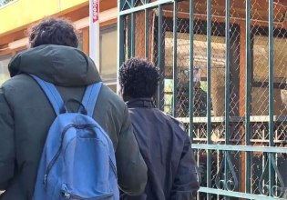 Στην Ευελπίδων ο 48χρονος που απειλούσε με χειροβομβίδες έξω από τη ΓΑΔΑ – Bίντεο από τη μεταγωγή του