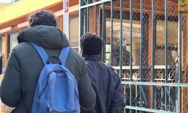 Στην Ευελπίδων ο 48χρονος που απειλούσε με χειροβομβίδες έξω από τη ΓΑΔΑ – Bίντεο από τη μεταγωγή του