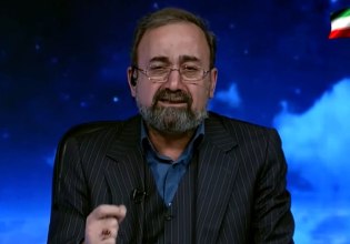 Ιράν: Δημοσιογράφος ξεσπά σε λυγμούς ανακοινώνοντας τον θάνατο του Χαμενεΐ [βίντεο]