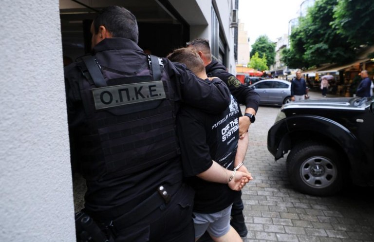 Λάρισα: Ένοχος ο 22χρονος μητροκτόνος και ο ξάδερφός του