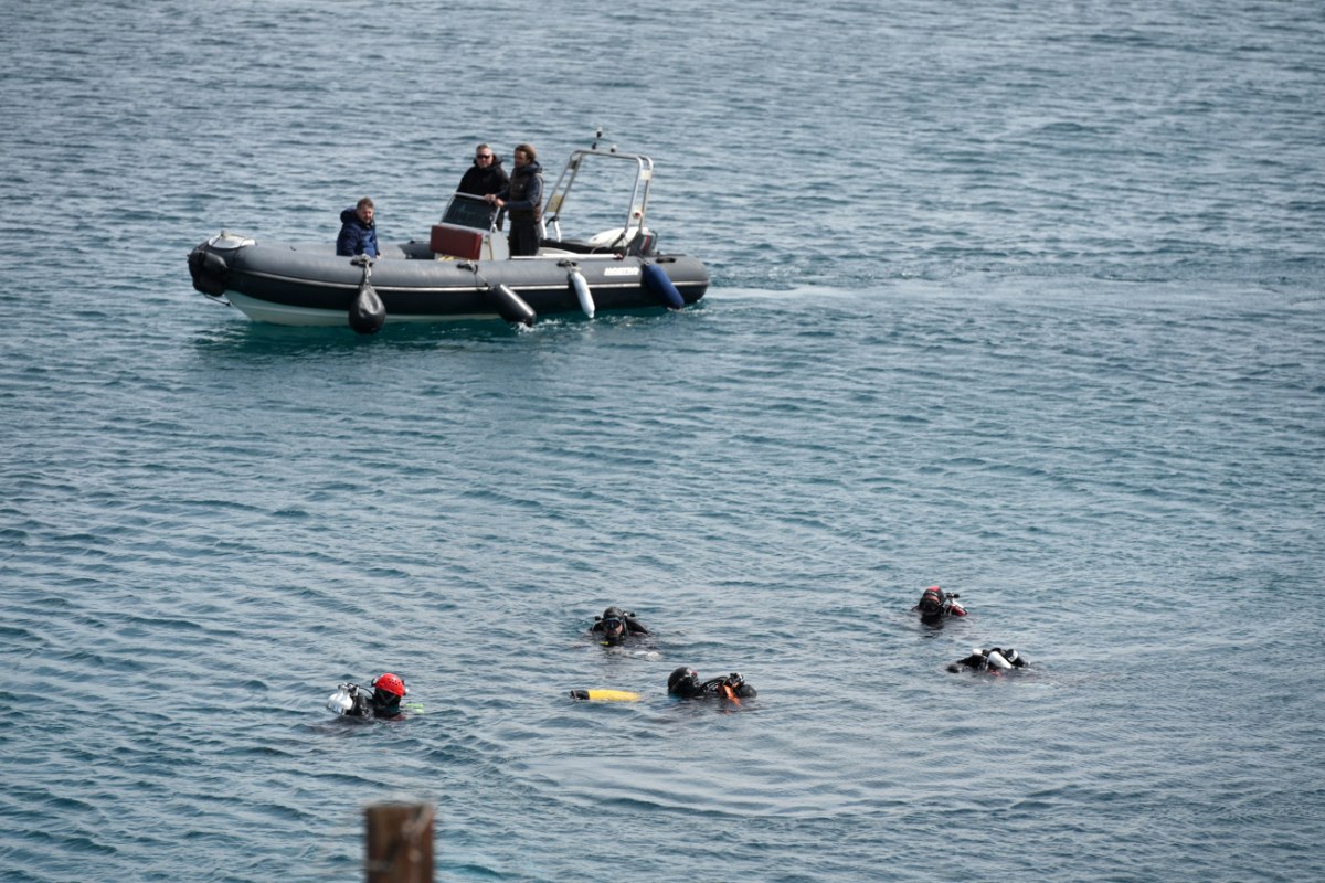 Λιμανάκια Βουλιαγμένης: Άκαρπες οι έρευνες για τον δύτη – «Μάλλον πέρασε τα κάγκελα και τον τράβηξε μέσα»