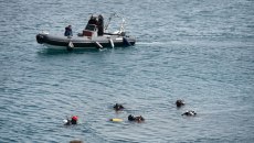 Λιμανάκια Βουλιαγμένης: Άκαρπες οι έρευνες για τον δύτη – «Μάλλον πέρασε τα κάγκελα και τον τράβηξε μέσα»