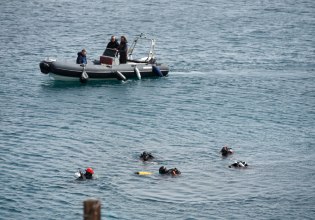 Λιμανάκια Βουλιαγμένης: Άκαρπες οι έρευνες για τον δύτη – «Μάλλον πέρασε τα κάγκελα και τον τράβηξε μέσα»