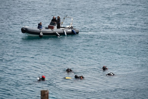 Λιμανάκια Βουλιαγμένης: Άκαρπες οι έρευνες για τον δύτη – «Μάλλον πέρασε τα κάγκελα και τον τράβηξε μέσα»