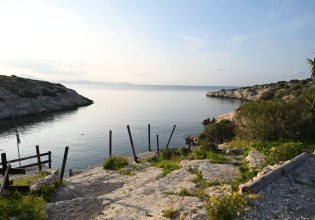 Βουλιαγμένη: «Σβήνουν» οι ελπίδες για τον 34χρονο δύτη που παρασύρθηκε στο «πηγάδι του διαβόλου»