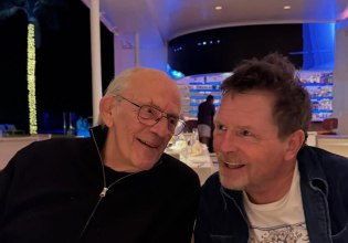 Η επανένωση των Μάικλ Τζ. Φοξ και Κρίστοφερ Λόιντ – «Το Back to the Future γίνεται 41 και ο Κρις 88»