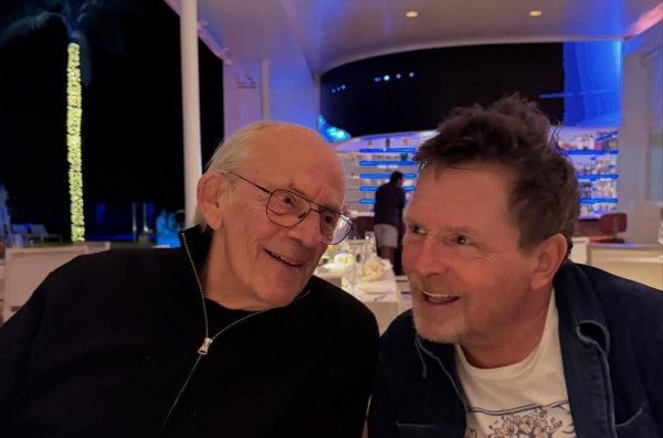 Η επανένωση των Μάικλ Τζ. Φοξ και Κρίστοφερ Λόιντ – «Το Back to the Future γίνεται 41 και ο Κρις 88»