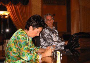 Γελάμε και κλαίμε για το ίδιο πράγμα: Η Γκισλέιν Μάξγουελ κάνει μαθήματα «γυναικείας ενδυνάμωσης» στη φυλακή