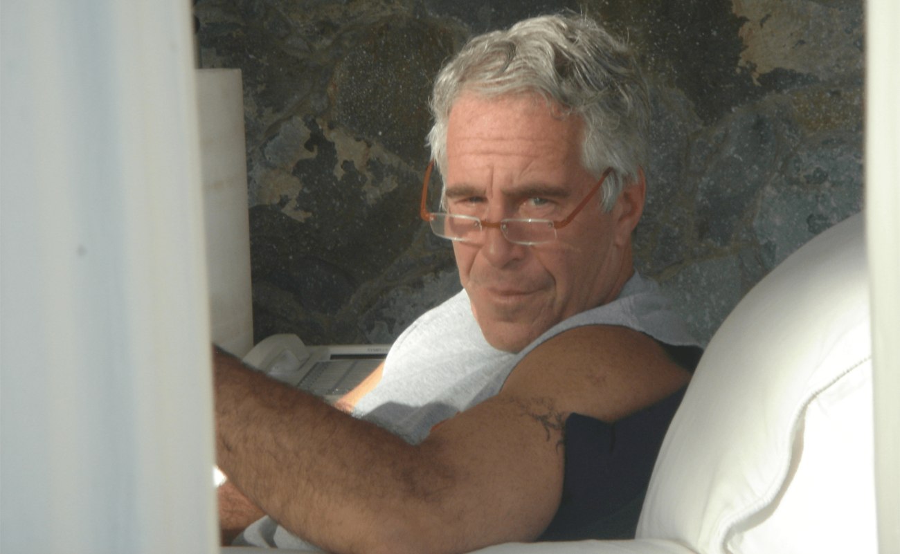 Είναι ζωντανός, μένει στο Ισραήλ, αντικαταστάθηκε από σωσία: Τι συμβαίνει τελικά με τους Έπσταϊν και Μάξγουελ;