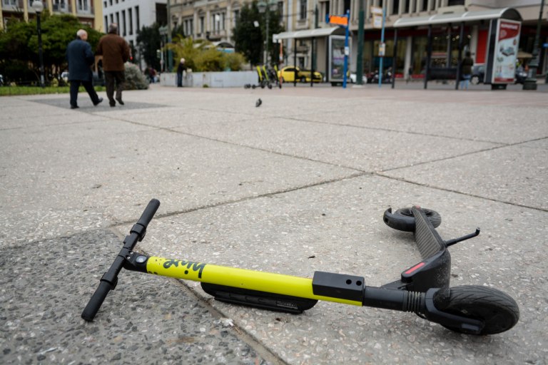 Κέρκυρα: Βγαίνει από τη Μεθ ο 14χρονος που τραυματίστηκε με πατίνι: «Αν δεν φόραγε κράνος δε θα ζούσε», λέει ο πατέρας του