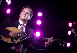 Χρήστος Νικολόπουλος: Τα στενά της Μυκόνου γέμισαν με τους ήχους του μπουζουκιού του