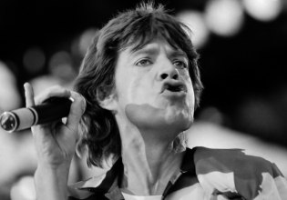 Πώς η εφημερίδα The Times έβγαλε τον Μικ Τζάγκερ από τη φυλακή – «Ποιος συνθλίβει μια πεταλούδα με έναν τροχό;»