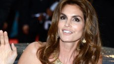 «Δεν έχουμε τόσα χρήματα» – Η Σίντι Κρόφορντ έδειξε την πρωινή ρουτίνα ομορφιάς της και προκάλεσε τη χλεύη