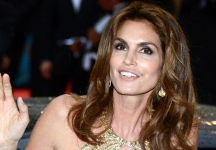 «Δεν έχουμε τόσα χρήματα» – Η Σίντι Κρόφορντ έδειξε την πρωινή ρουτίνα ομορφιάς της και προκάλεσε τη χλεύη