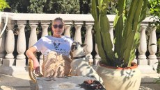 O 19χρονος γιος της Σάρον Στόουν αποκαλύπτεται – Χαλαρές στιγμές για τη μαμά, τον Κουίν και τον σκύλο