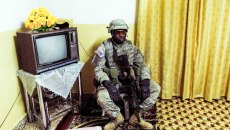 «Θα μπορούσε να είναι το σαλόνι της γιαγιάς μου» – Το παράλογο του πολέμου σε ένα κλικ