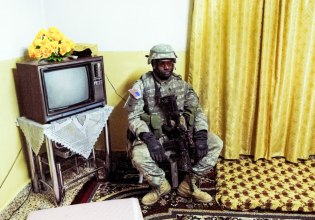 «Θα μπορούσε να είναι το σαλόνι της γιαγιάς μου» – Το παράλογο του πολέμου σε ένα κλικ