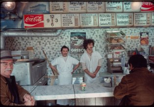 «Greek Diners» – Ιστορίες, προσδοκίες και σκληρή δουλειά πίσω από τα ελληνικά εστιατόρια της ΝΥ στα 70s