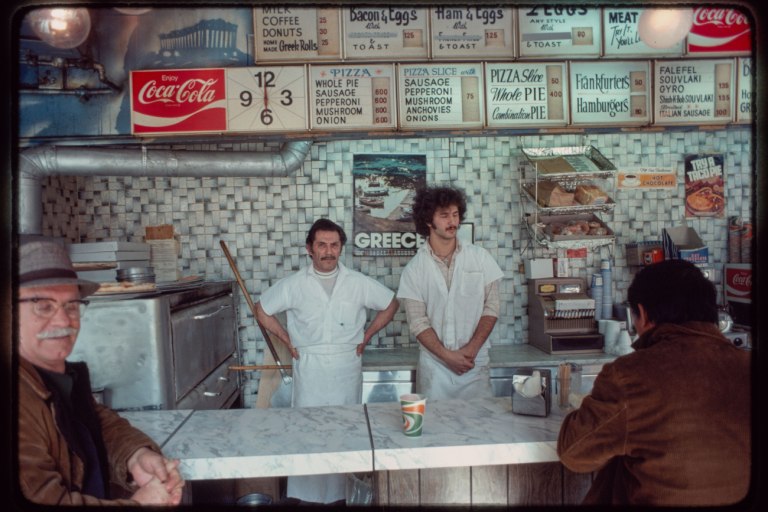 «Greek Diners» – Ιστορίες, προσδοκίες και σκληρή δουλειά πίσω από τα ελληνικά εστιατόρια της ΝΥ στα 70s