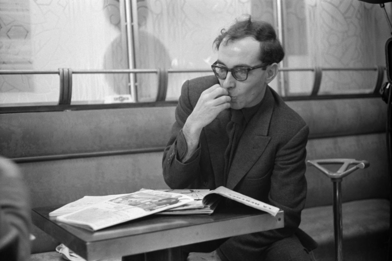 Ο Γκοντάρ και ο πόλεμος – Τα μέτωπα του 20ού αιώνα πυροδότησαν μια επανάσταση στον κινηματογράφο