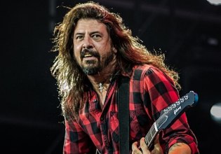 «Η φήμη είναι ακόρεστο τέρας» – Ο Ντέιβ Γκρολ για τους Foo Fighters, την απιστία και το εξώγαμο παιδί