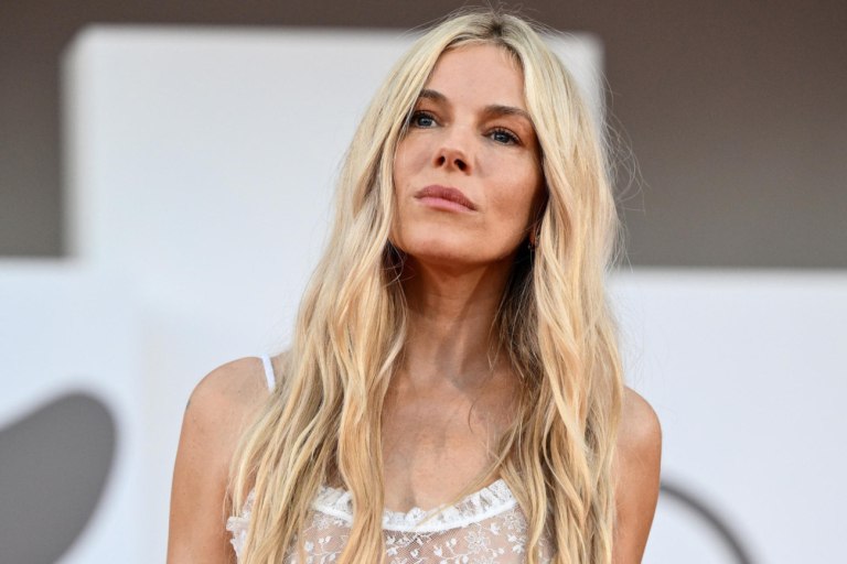 Σιένα Μίλερ: «Το να κάνεις παιδί στα 40 σου είναι πολύ πιο εύκολο από τα 29 σου»