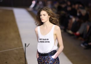 «Ο μπαμπάς μου είναι ροκ σταρ» – Η επίδειξη μόδας της Stella McCartney στο Παρίσι έμοιαζε με τη βιογραφία της