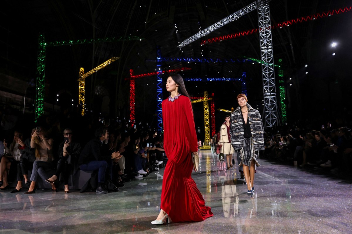 «Φορέματα που σέρνονται, φορέματα που πετούν» – Η νέα συλλογή της Chanel και το φαινόμενο της πεταλούδας