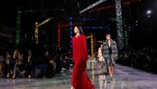 «Φορέματα που σέρνονται, φορέματα που πετούν» – Η νέα συλλογή της Chanel και το φαινόμενο της πεταλούδας