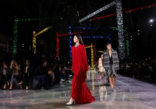 «Φορέματα που σέρνονται, φορέματα που πετούν» – Η νέα συλλογή της Chanel και το φαινόμενο της πεταλούδας