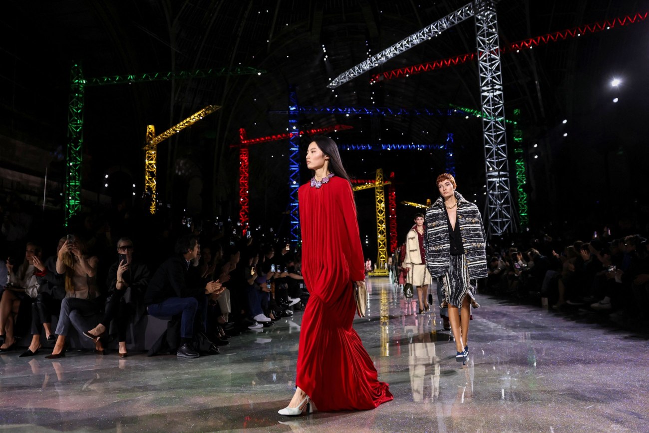 «Φορέματα που σέρνονται, φορέματα που πετούν» – Η νέα συλλογή της Chanel και το φαινόμενο της πεταλούδας