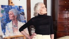 Αψήφησε τον ηλικιακό ρατσισμό, πόζαρε στα 97 της – Ο κόσμος της μόδας αποχαιρετά το γηραιότερο μοντέλο