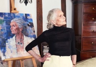 Αψήφησε τον ηλικιακό ρατσισμό, πόζαρε στα 97 της – Ο κόσμος της μόδας αποχαιρετά το γηραιότερο μοντέλο