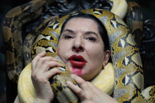 Η Μαρίνα Αμπράμοβιτς θέλει να γιατρέψει την πληγωμένη σας καρδιά με έμπνευση από τη Μαρία Κάλλας