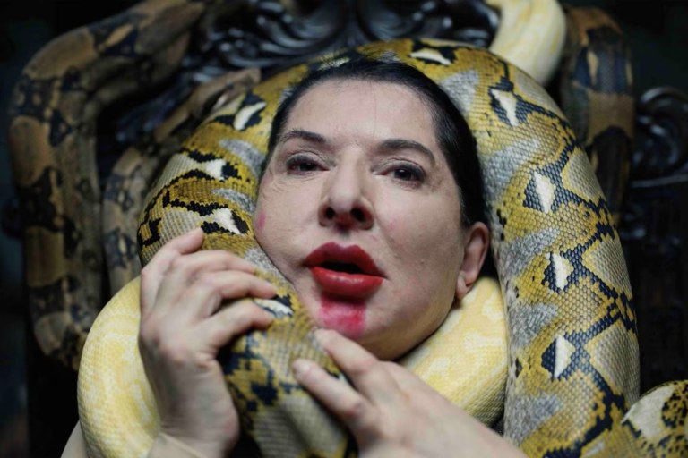 Η Μαρίνα Αμπράμοβιτς θέλει να γιατρέψει την πληγωμένη σας καρδιά με έμπνευση από τη Μαρία Κάλλας