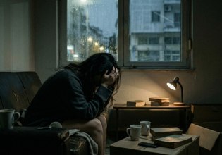 Δικαίωμα στο σκοτάδι: Όταν η «τοξική θετικότητα» γίνεται η αόρατη φυλακή μας