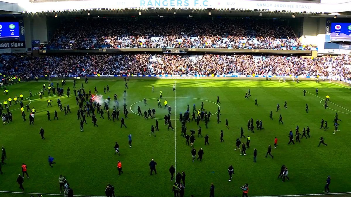 Σοβαρά επεισόδια μετά τον αποκλεισμό της Ρέιντζερς από τη Σέλτικ – Εισβολή οπαδών με ξύλο και δακρυγόνα (vids)