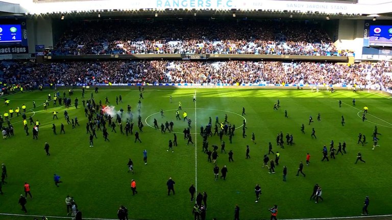 Σοβαρά επεισόδια μετά τον αποκλεισμό της Ρέιντζερς από τη Σέλτικ – Εισβολή οπαδών με ξύλο και δακρυγόνα (vids)