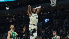 Αντετοκούνμπο: «Προσπαθώ να βρω ρυθμό και να βοηθήσω όσο μπορώ τους Μπακς»