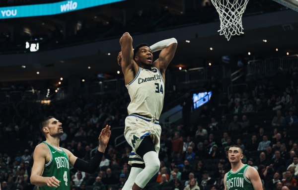 Αντετοκούνμπο: «Προσπαθώ να βρω ρυθμό και να βοηθήσω όσο μπορώ τους Μπακς»