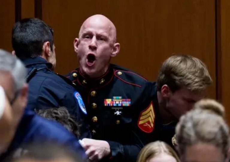 «Κανείς δεν θέλει να πολεμήσει για το Ισραήλ»: Βετεράνος των ΗΠΑ απομακρύνθηκε με τη βία από ακρόαση της Γερουσίας