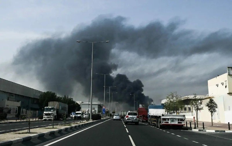 Τα ΗΑΕ αναφέρουν ότι η πυρκαγιά σε εγκατάσταση πετρελαίου στο Αμπού Ντάμπι τέθηκε υπό έλεγχο