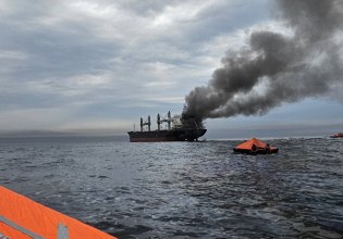 Τρία μέλη του πληρώματος παγιδευμένα σε φορτηγό πλοίο που επλήγη από το Ιράν στο Στενό του Ορμούζ